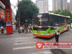 一位要去往二中考试的考