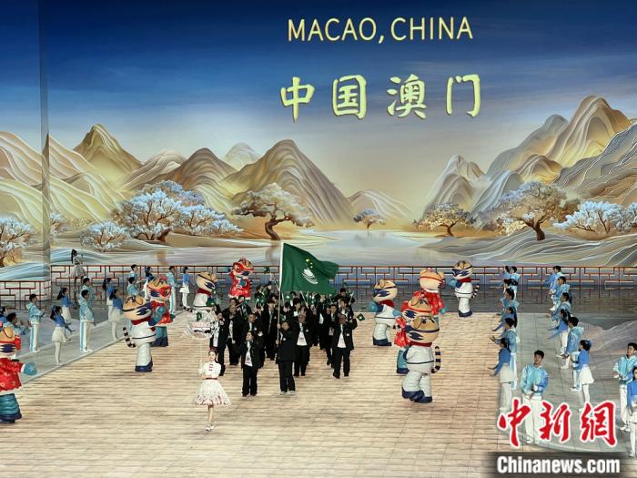 哈尔滨亚冬会开幕式澳门代表团入场：年轻男子