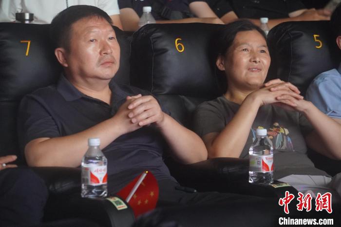 巴黎奥运霹雳舞女子组刘清漪首秀夺铜牌，父母