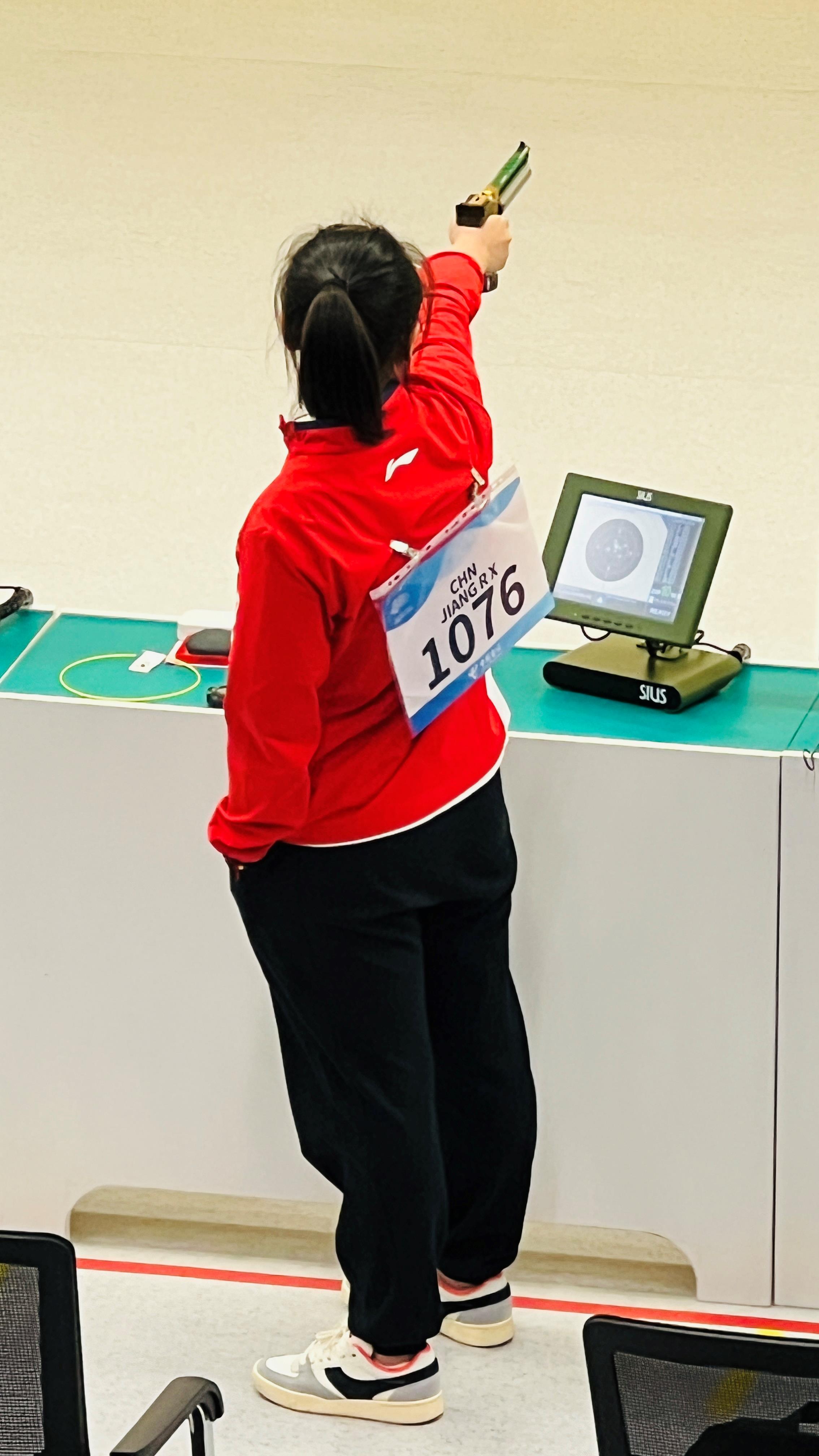 杭州亚运会女子十米气手枪团体赛中国队凭稳定