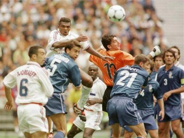 亲吻门柱的铁汉成宫斗牺牲品