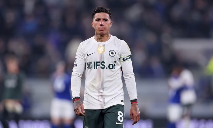 切尔西队长恩佐因转会言论遭内部禁赛 俱乐部重