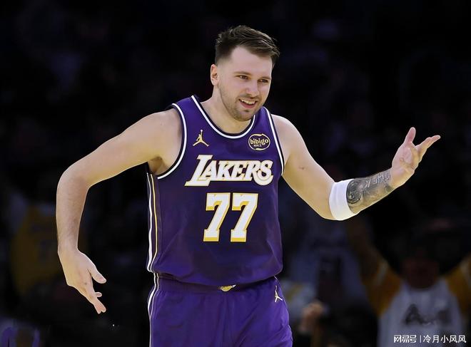 帕金斯盛赞东契奇历史前十 球迷热议其攻防价值