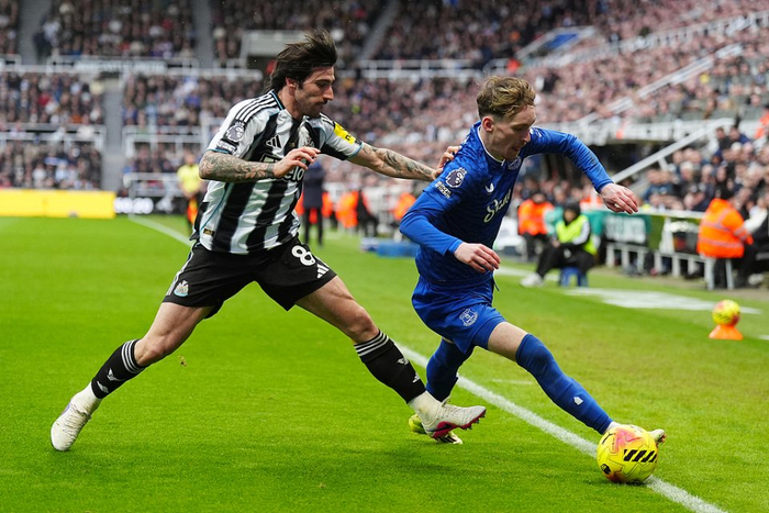 纽卡斯尔联队酝酿托纳利、戈登交易 吉马良斯或