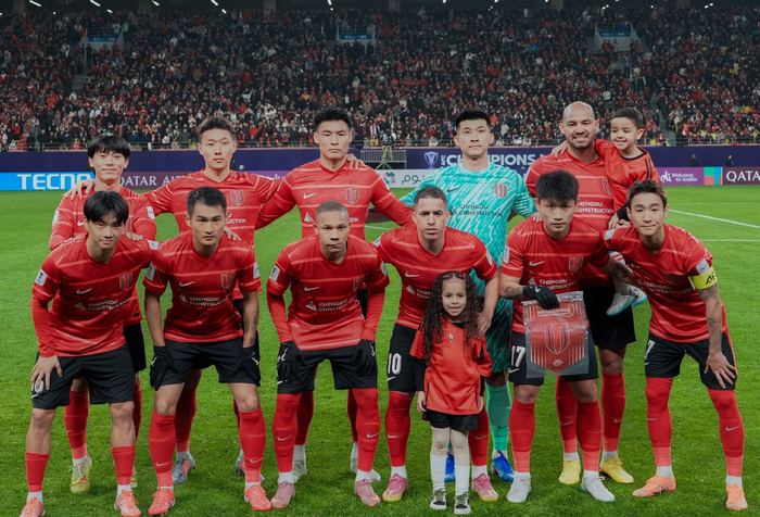 大连英博5连胜登顶积分榜 成都蓉城领跑中超争冠