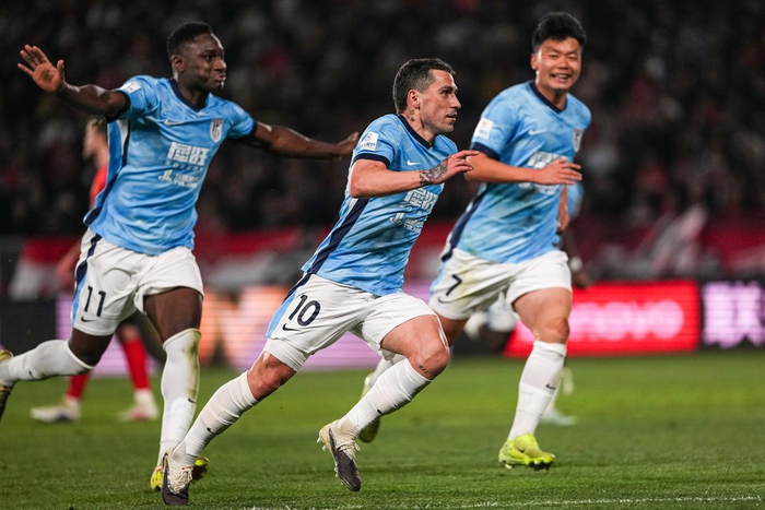 大连英博5连胜登顶积分榜 成都蓉城领跑中超争冠